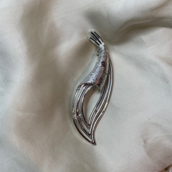 Sarah Coventry Accessories - Sarah Cov Pin 🩶